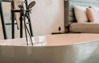 Eine bodenstehende Armatur wird fest am Boden installiert und wirkt sehr hochwertig Bild: Freistehende Armatur (Badewanne)