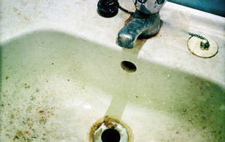 Bild: Altes Waschbecken mit defekter Beschichtung