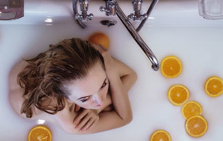 Bild: Frau in Badewanne