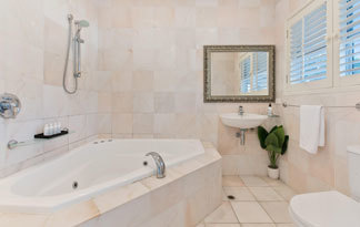 Bild: Eine Eck-Badewanne in einem Badezimmer