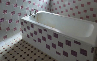 Nutzen Sie die vielen Möglichkeiten einer Badewannen-Sanierung Bild: Eine baufällige Badewanne vor der Sanierung