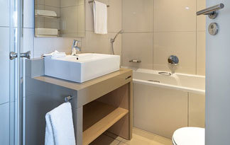 Bild: Kleines Bad mit Badewanne