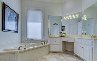 Bild: Eck-Badewanne im Badezimmer
