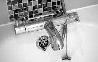 Eine Wannenrand-Armatur wird direkt auf der Badewanne befestigt und beschleunigt das Volllaufen der Wanne Bild: Wannenrand-Armatur (Badewanne)