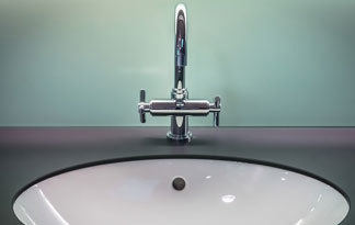 Bild: Waschbecken mit Armatur