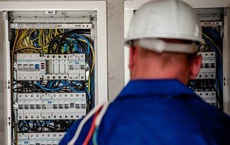 Bild: Handwerker am Stromkasten (Badezimmer)