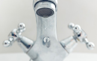 Bild: Warmwasser und Kaltwasser Armatur (Badezimmer)