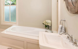 Bild: Eine Eck-Badewanne in einem verwinkelten Badezimmer