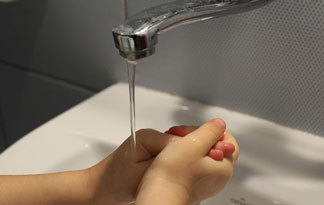 Bild: Waschbecken und Händewaschen