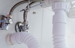 Eine Armatur reguliert den Wasserdurchfluss und muss an die vorhandenen Anschlüsse angepasst sein Bild: Warm- und Kaltwasser Anschluss (Waschbecken)