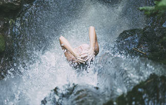 Bild: Frau unter Wasserfall (Duschen im Badezimmer)