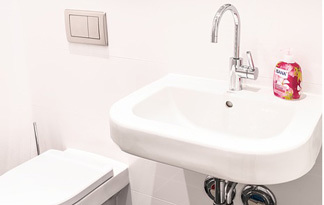 Bild: Einfaches Waschbecken im Badezimmer