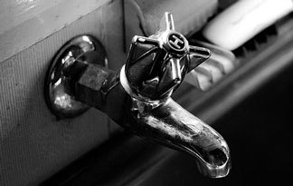 Bild: Warmwasser-Armatur im Badezimmer