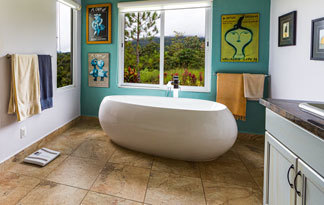 Bild: Eine freistehende Badewanne in einem großen Familien-Bad