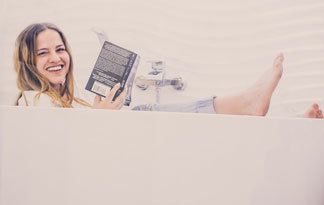 Bild: Eine Frau liest ein Buch in der Badewanne