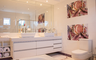 Bild: Badezimmer mit beklebten Fliesen