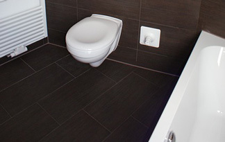 Bild: Eine Toilette mit großer Freifläche
