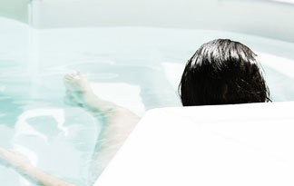 Bild: Baden in der Badewanne (2-Personen Badewanne)