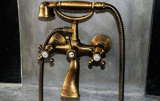 Auch verspielte oder optisch hochwertige Armaturen sind rund um die Badewanne kein Problem BIld: Armatur Badewanne (altmodisch)