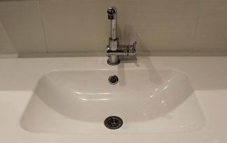 Passen Sie ein neues Waschbecken an die räumlichen Gegebenheiten an Bild: Herkömmliches Waschbecken