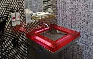 Bild: Quadratisches Waschbecken im Badezimmer