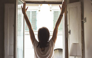 Bild: Frau öffnet das Fenster (Badezimmer)