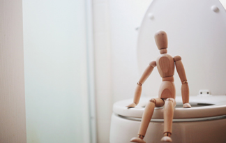 Bild: Ein Mensch vor einer Toilette