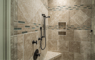 Bild: Duschbereich mit Mosaikfliesen