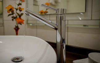 Beim Waschbecken haben Sie die Wahl zwischen einer Aufputz- oder Unterputz-Armatur und weiteren Varianten Bild: Waschbecken-Armatur (Ein-Hebel-Mischer)