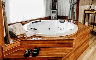 Bild: Ein moderner Whirlpool in einem Familien-Badezimmer