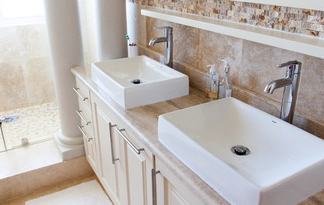 Bild: Waschtisch und Dusche