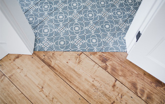 Auch Böden in Holzoptik sind im Bad aktuell sehr beliebt Bild: Verschiedene Bodenbeläge