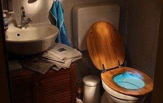 Bild: Toilette mit Licht