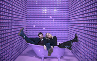 Bild: Mann und Frau sitzen in einer Badewanne