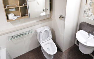 Bild: Toilette mit Waschbecken und Badezimmerschrank