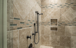 Naturstein sieht gut aus und ist sehr beständig Bild: Dusche mit Wandelementen aus Naturstein