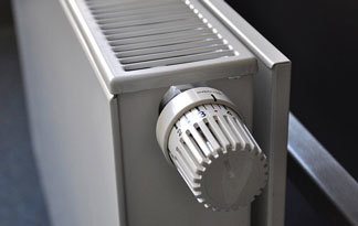 Bild: Heizkörper mit Thermostat