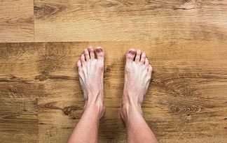 Bild: Warme Füße (Barfuß im Badezimmer)