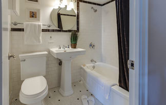 Bild: Eine Dusch-Badewanne in einem kleinen Badezimmer