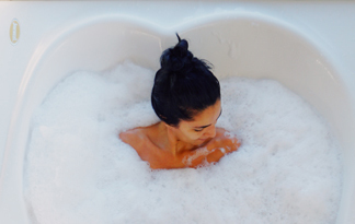 Bild: Eine Frau badet in einer 2-Personen-Badewanne