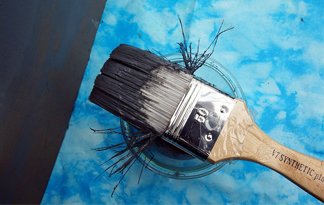 Bild: Pinsel mit Farbe