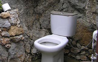 Bild: Toilette ohne Deckel und Brille