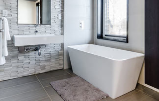 Bild:Eine Raumspar-Badewanne in einem kleinen Badezimmer