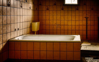 Bild: Altes Badezimmer mit sichtbaren Schäden