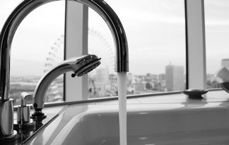 Mischbatterie, Badewannen-Einlauf oder Handbrause - wofür werden Sie sich entscheiden? Bild: Wasser-Einlauf Badewanne