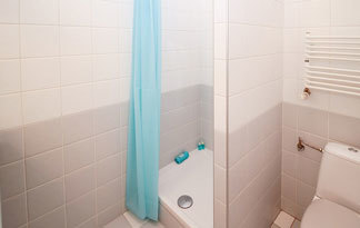 Bild: Duschkabine mit Vorhang