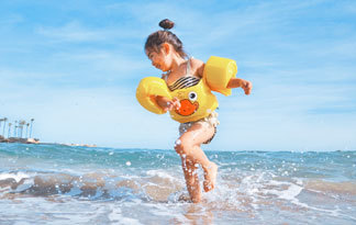 Bild: Ein Kind planscht im offenen Meer