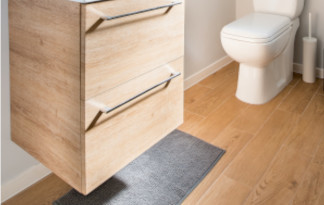 Mit der richtigen Versieglung kann im Badezimmer auch Holz verbaut werden Bild: Bodenbelag im Holz-Look