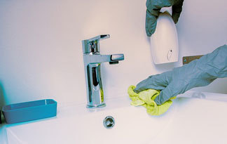 Bild: Reinigung Waschbecken-Armatur (Badezimmer)
