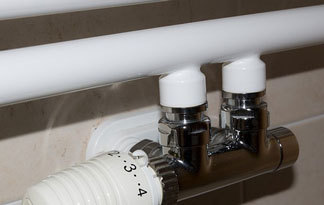 Bild: Handtuchheizung mit Thermostat (Badezimmer)